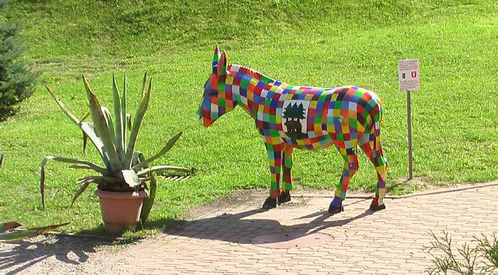 Der Esel vor der "Deutsch-Polnische Gesellschaft" in Rastenburg